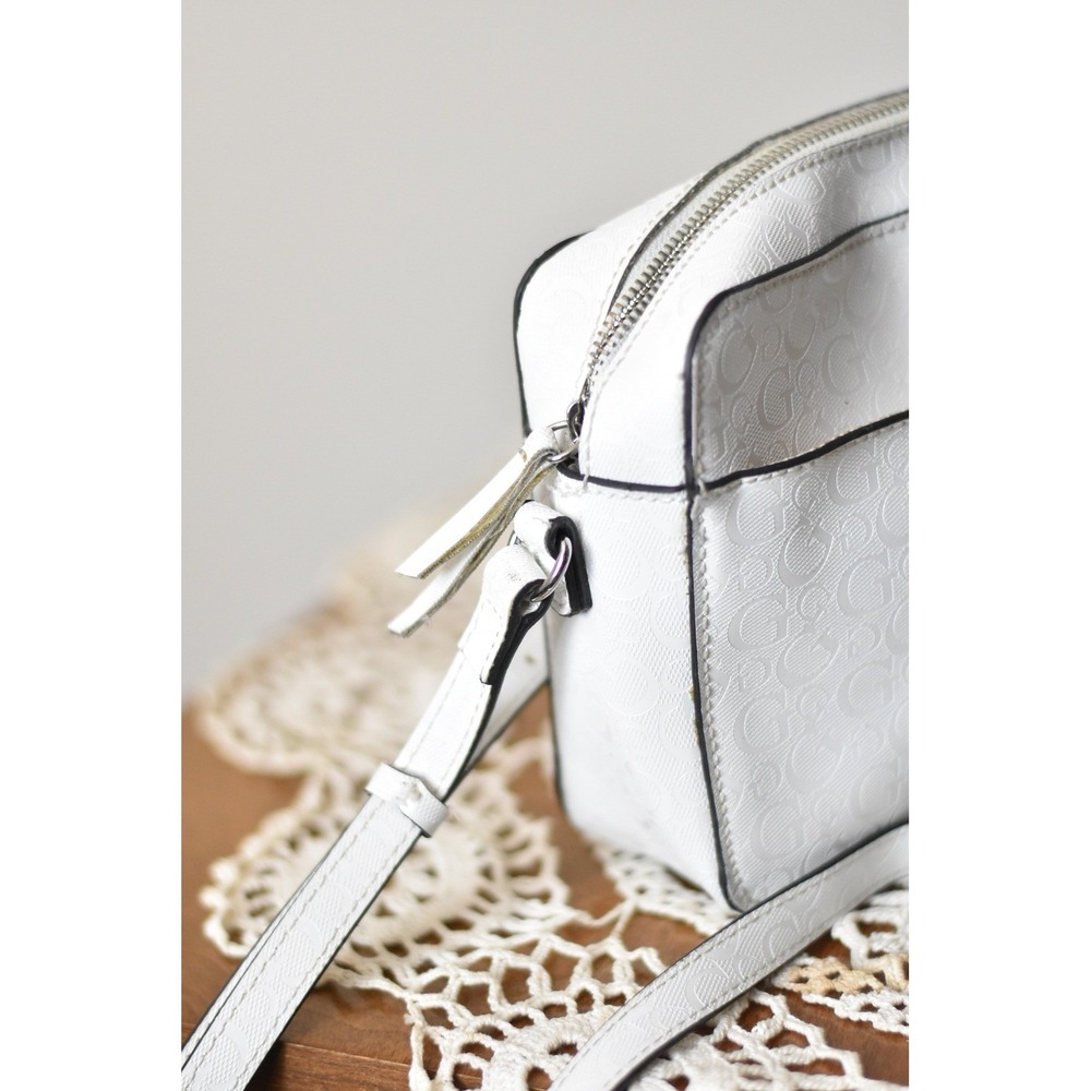 GUESS White Embossed Logo Crossbody Camera Bag Silver Tone Hardware White - Picture 4 of 7